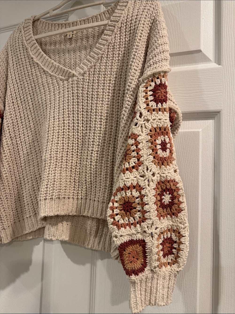 POL Crochet-Appliqué V-Neck Sweater in Cream and Rust - Picture 2 of 4